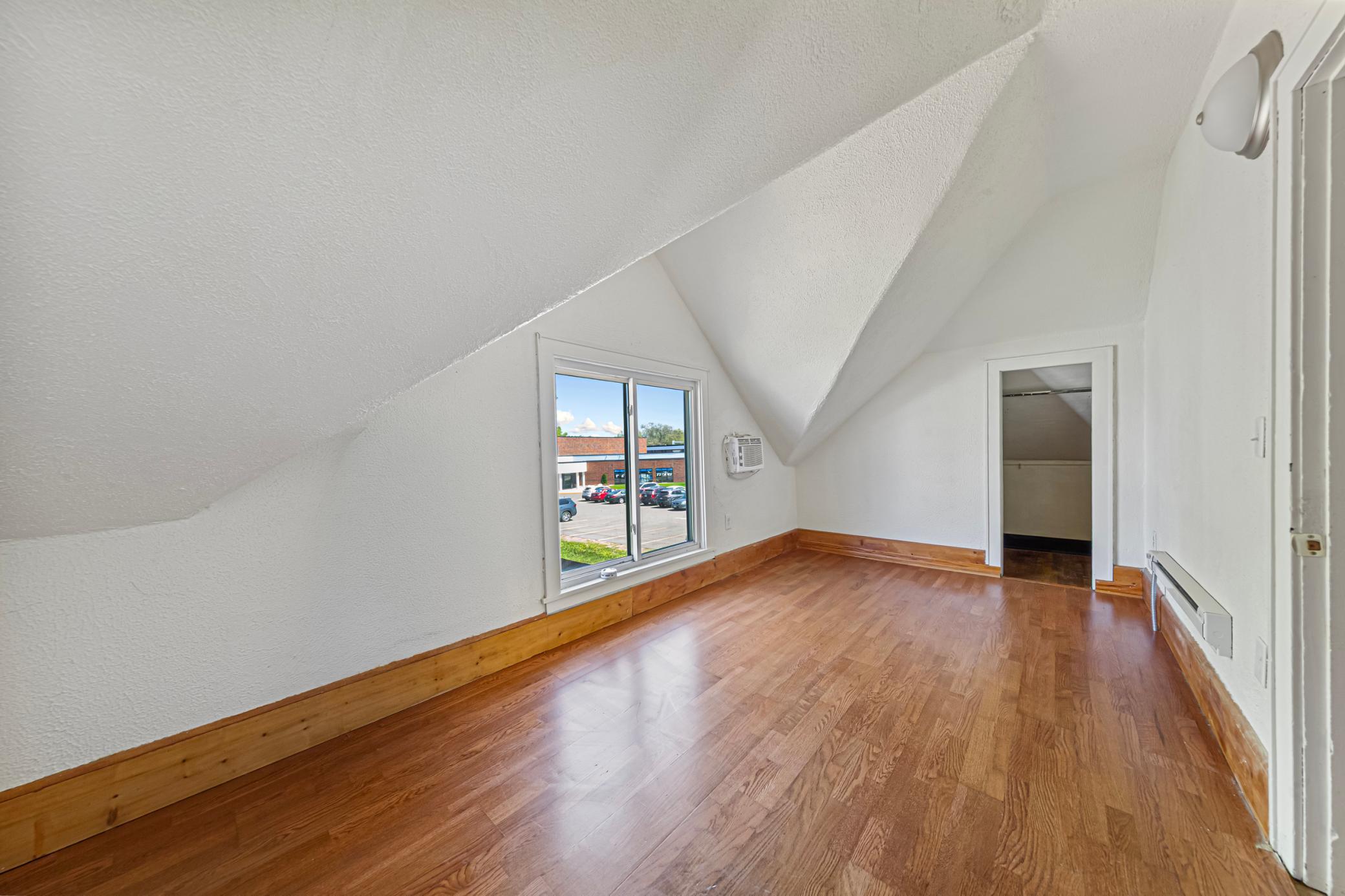 23 main bedroom.jpg