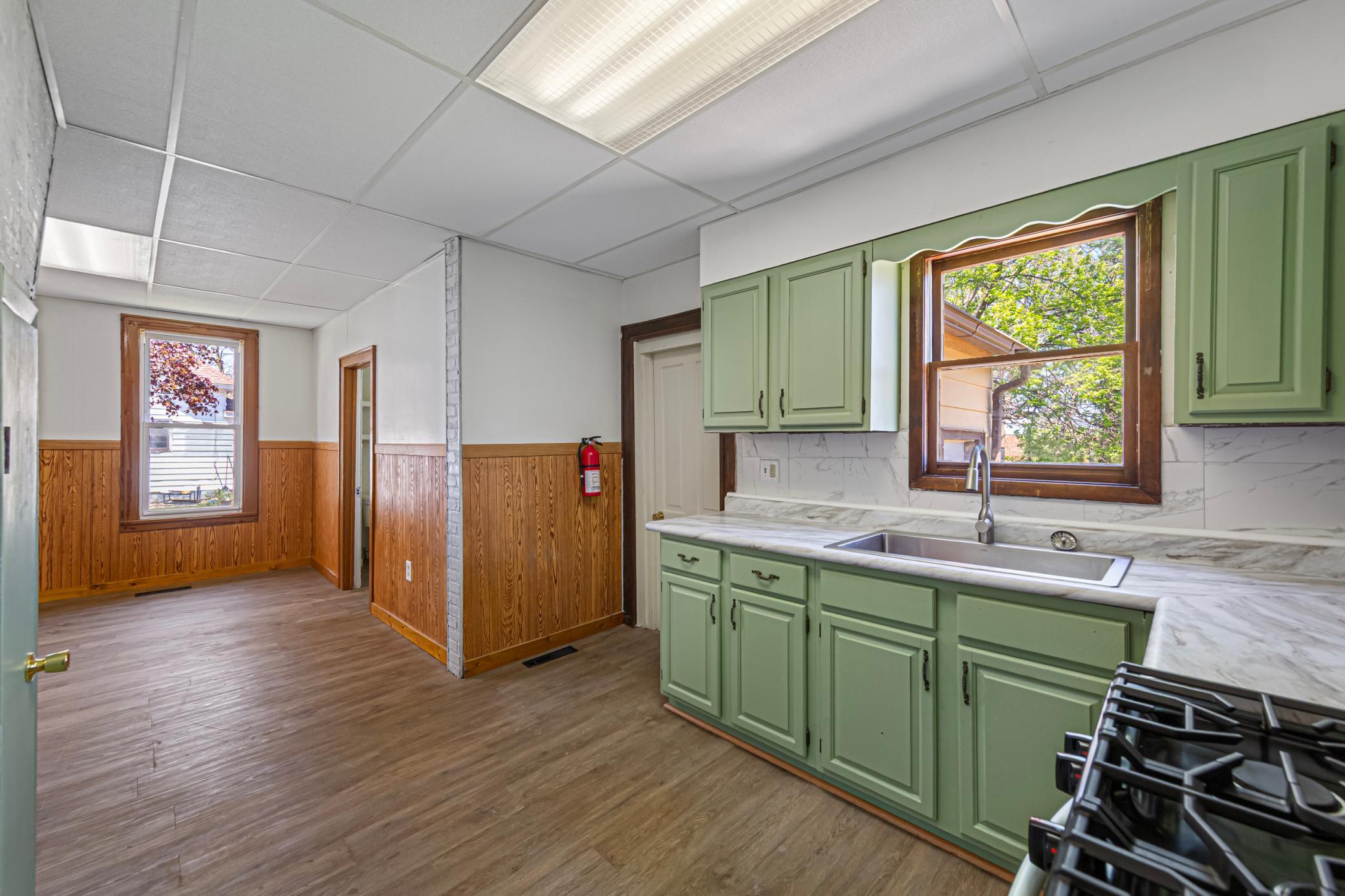 20 kitchen.jpg