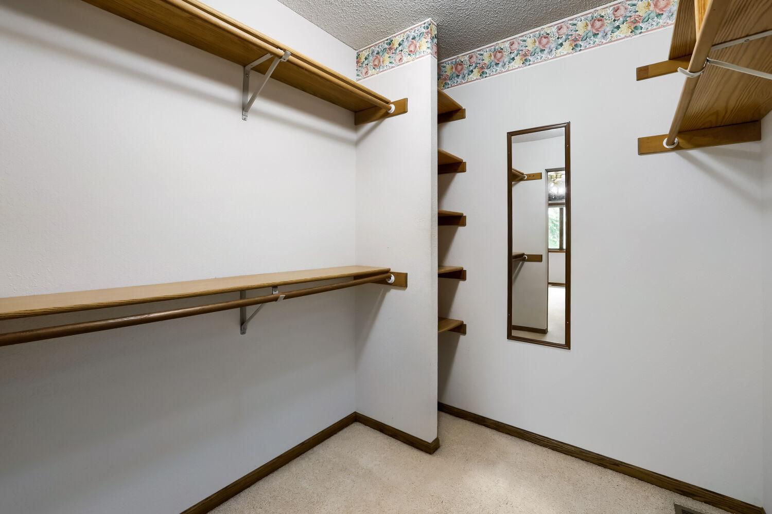 1078 Riverwood Ct - Web Quality - 004 - 04 Closet.jpg