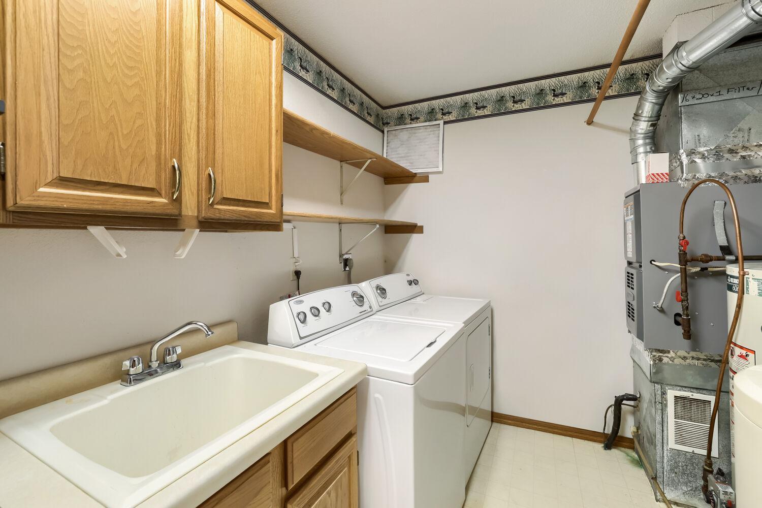 1078 Riverwood Ct - Web Quality - 011 - 11 Laundry Room.jpg