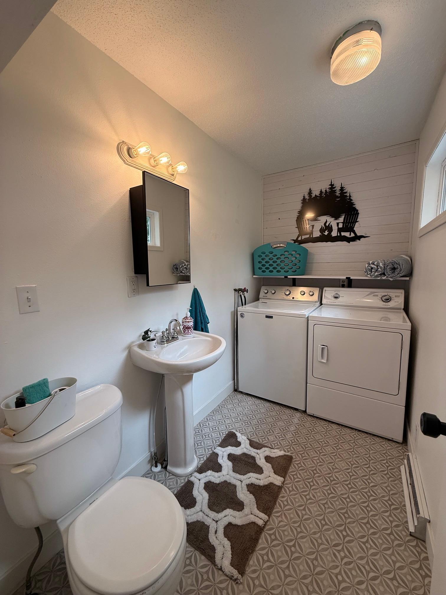 1/2 Bath & Laudry