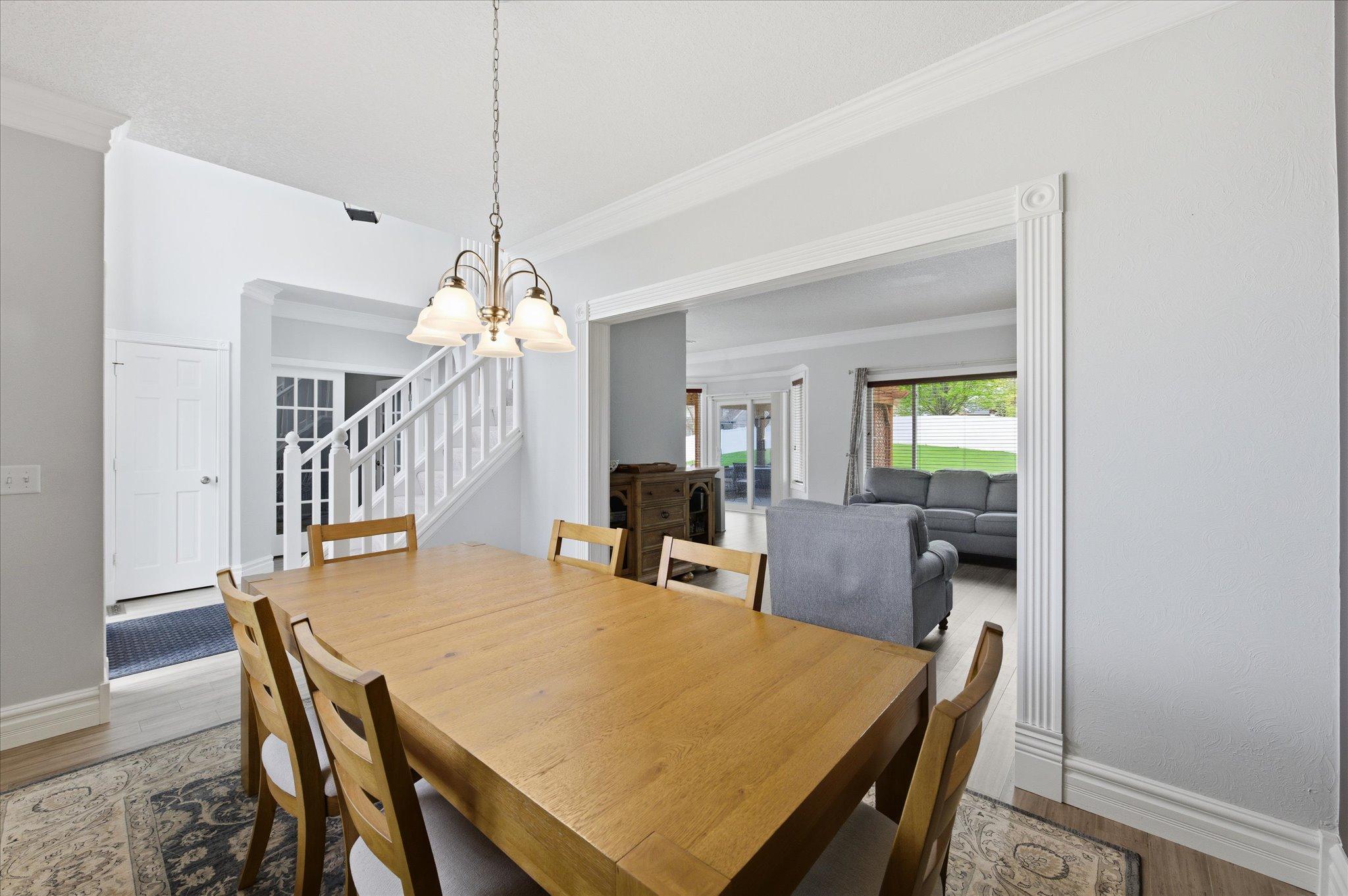 Separate formal dining room off the living room