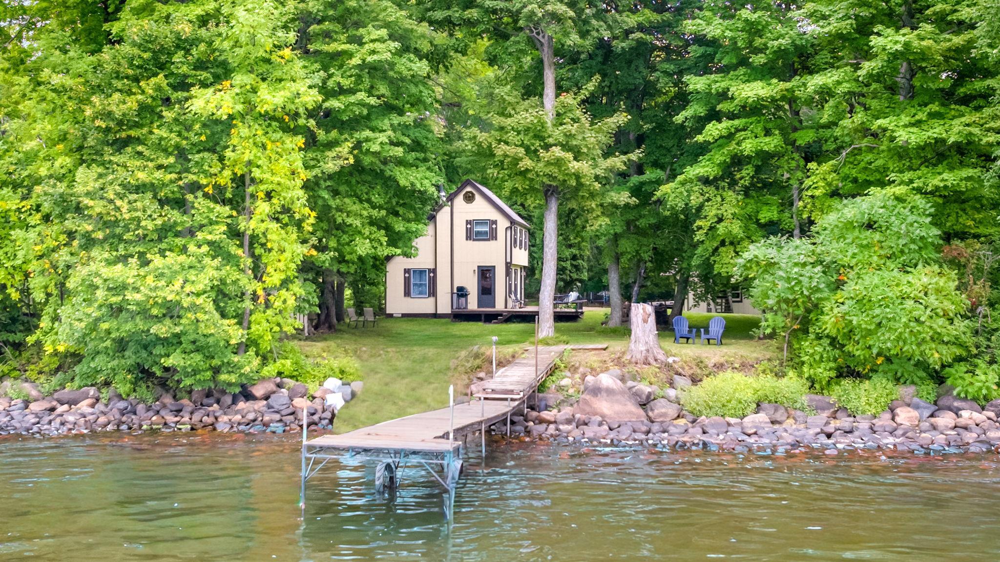 Escape to this charming Mille Lacs Lake retreat!