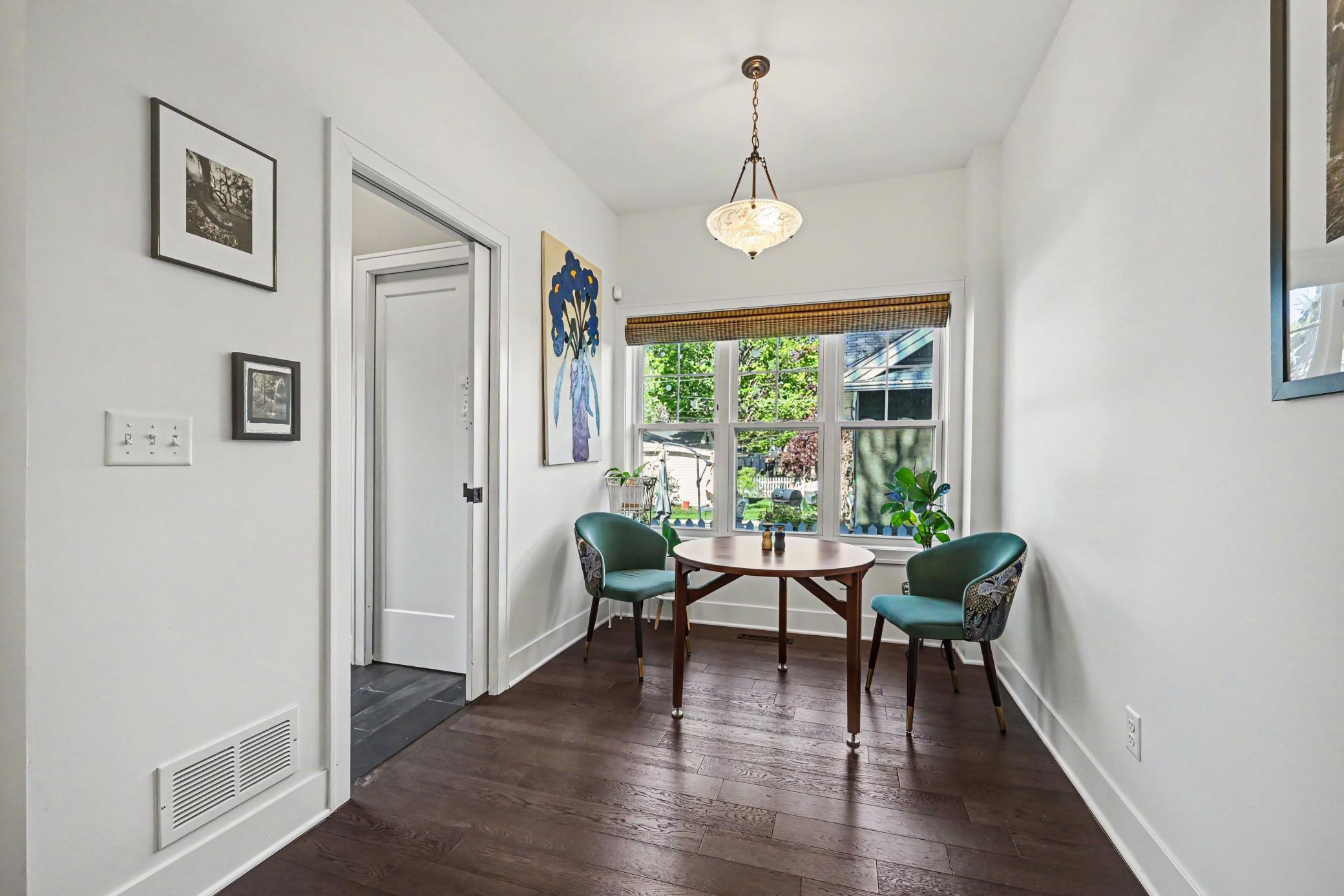 Informal dining area in kitchen area