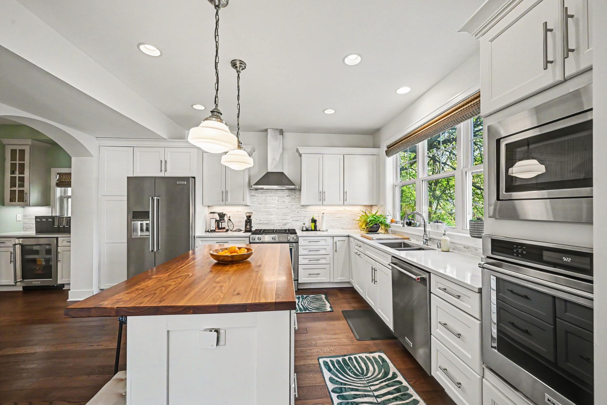 Double oven to the right