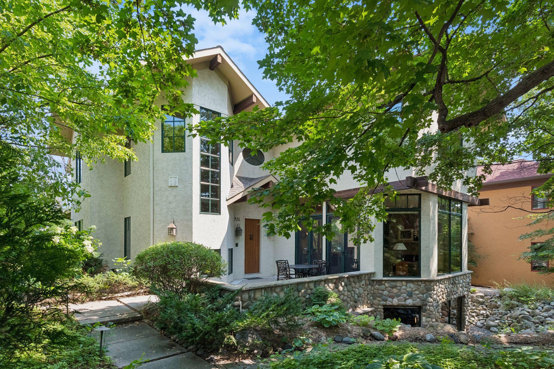 Welcome to 721 Rice Street E!