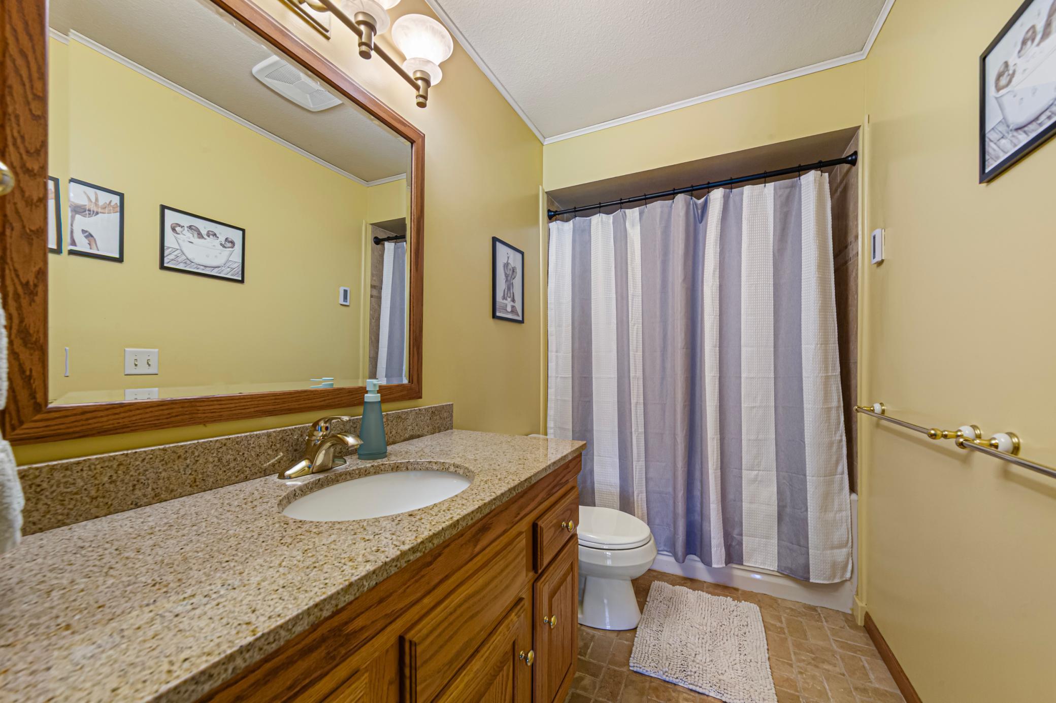 35 bathroom.jpg