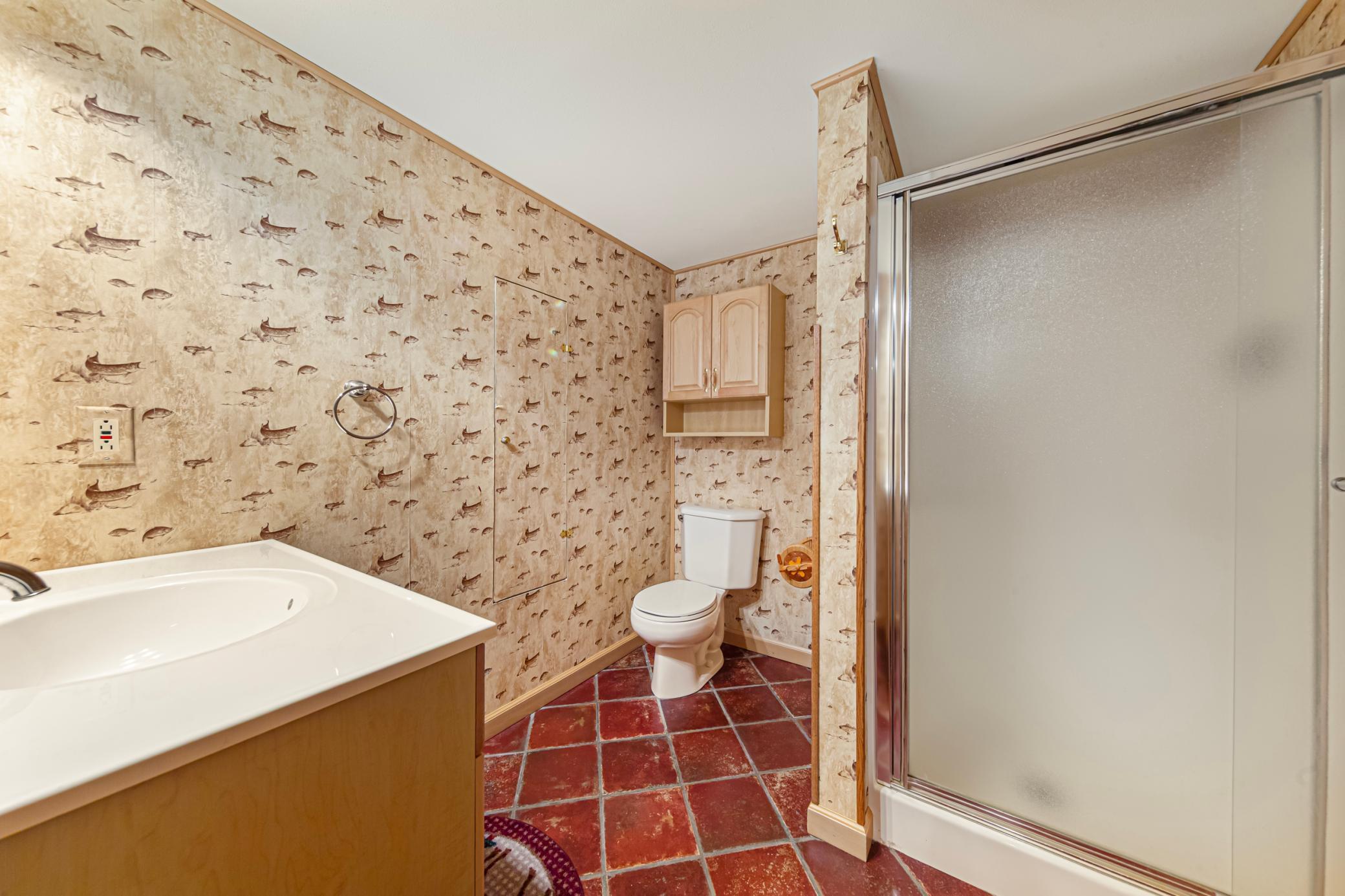 46 bathroom_lower.jpg