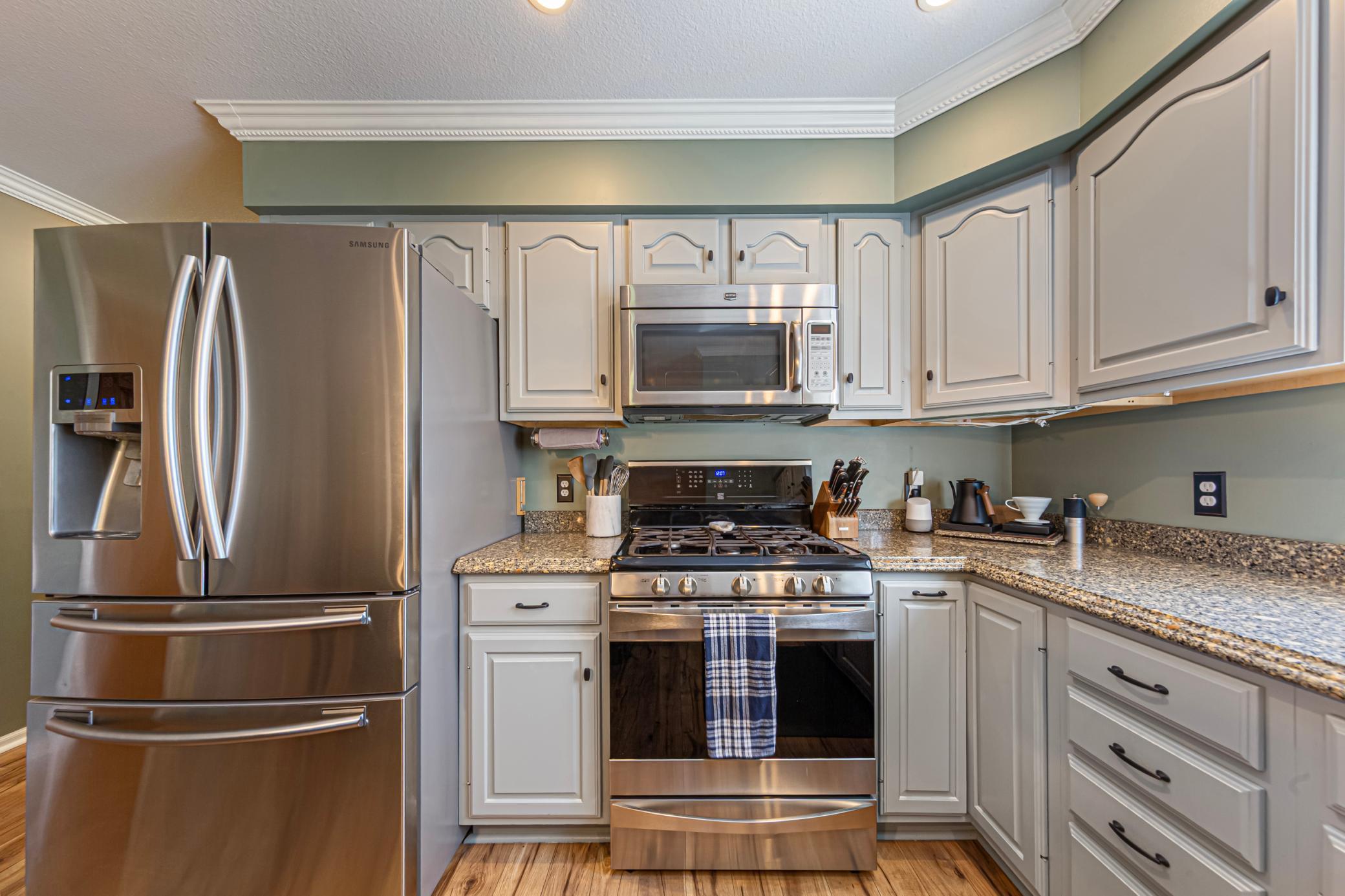 24 kitchen.jpg