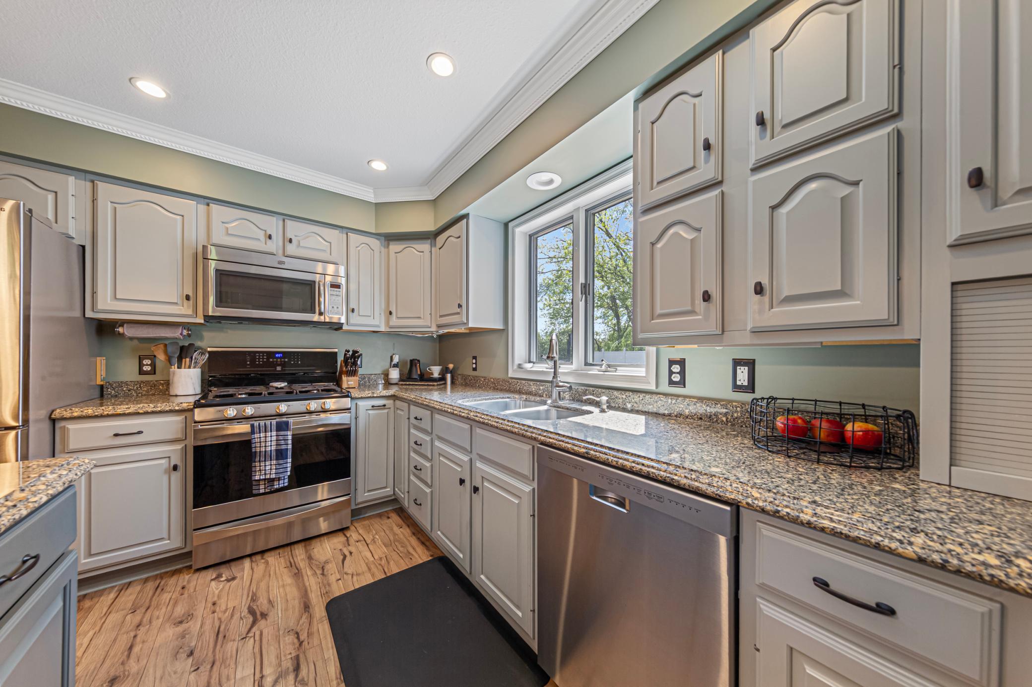 23 kitchen.jpg