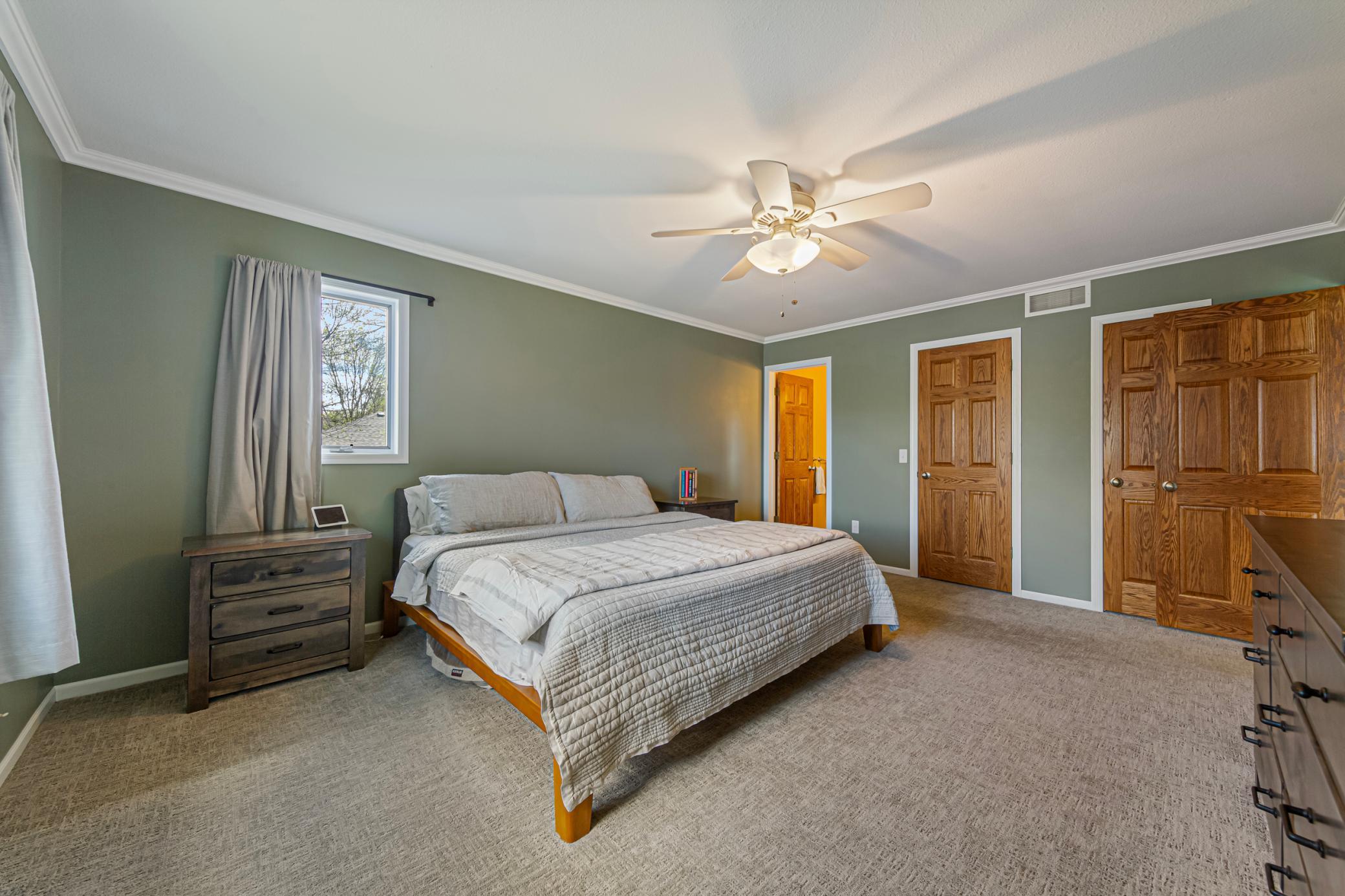 32 main bedroom.jpg