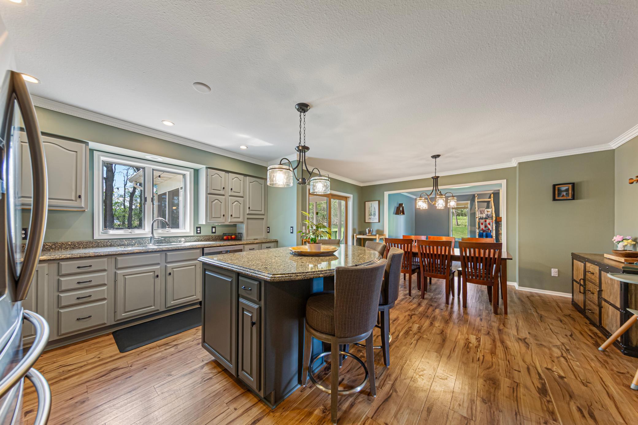 21 kitchen.jpg