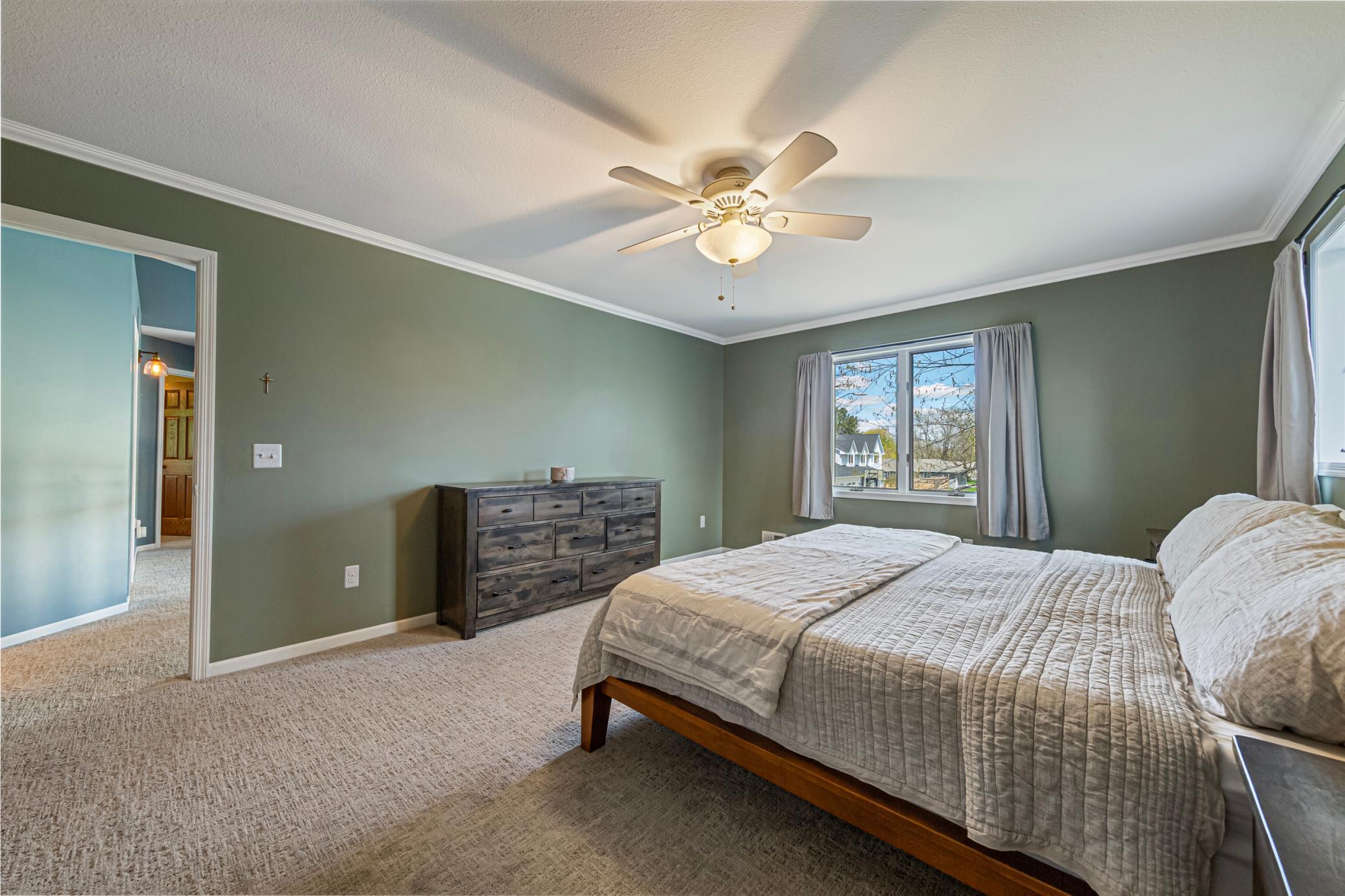 31 main bedroom.jpg