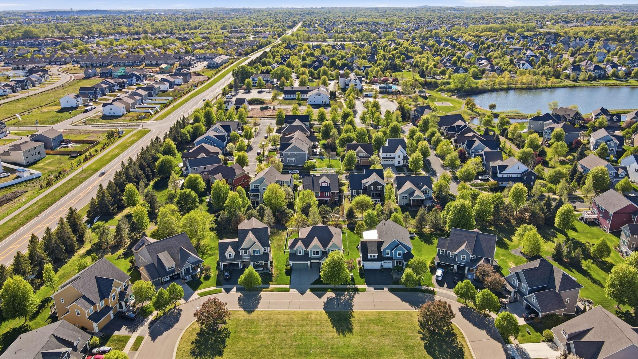 Fantastic neighborhood setting with nearby trails, ponds, and community amenities.