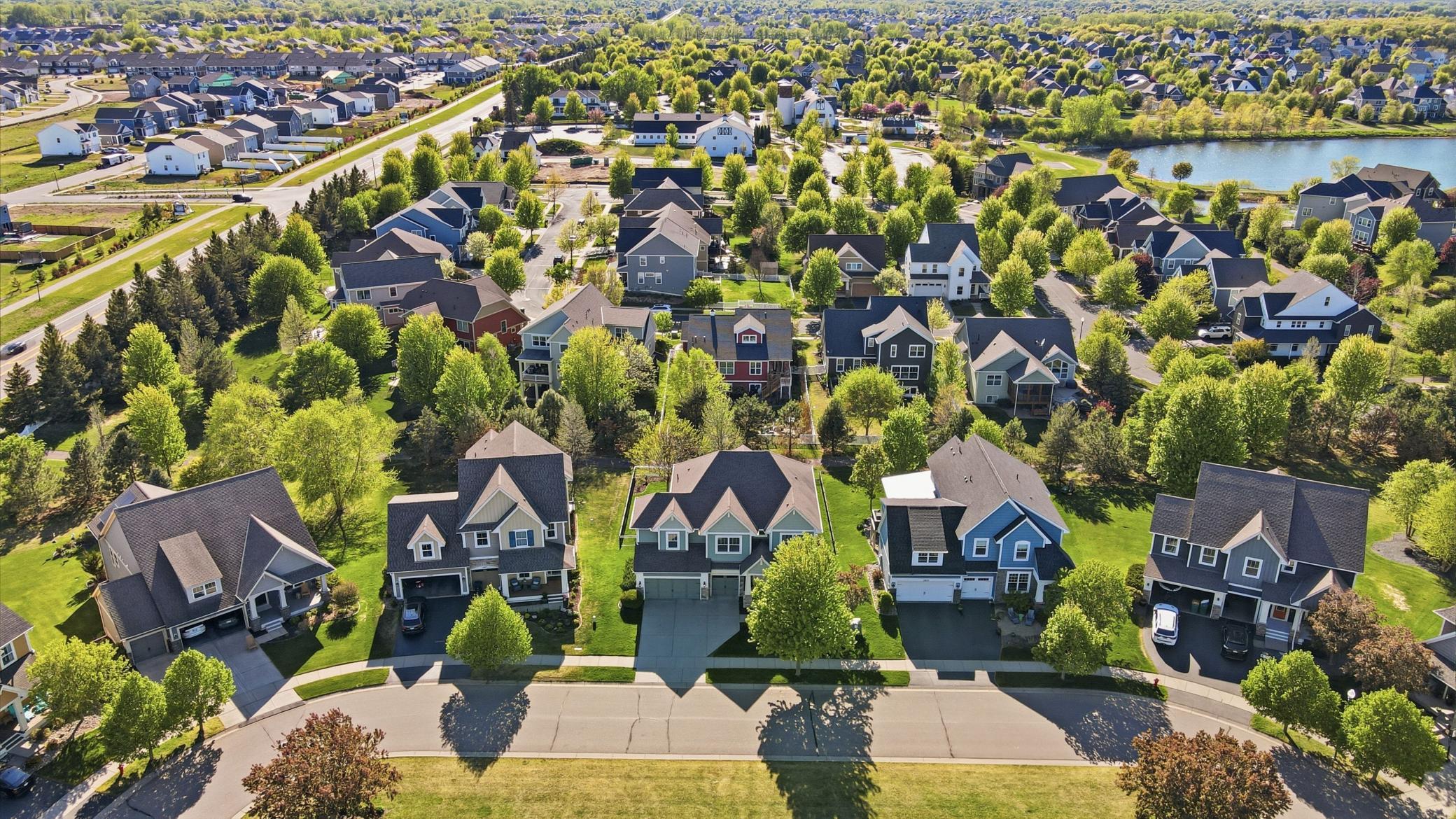 Fantastic neighborhood setting with nearby trails, ponds, and community amenities.