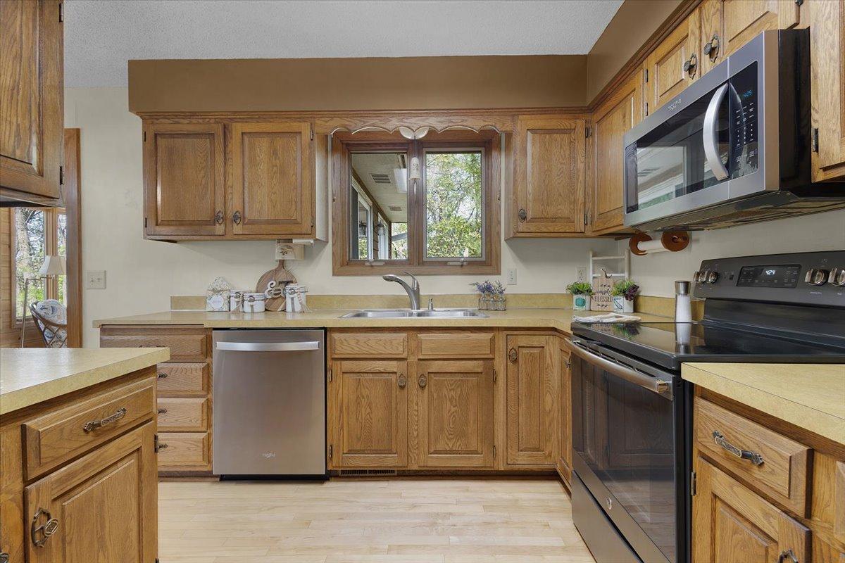 Beautiful kitchen with lots of counter space