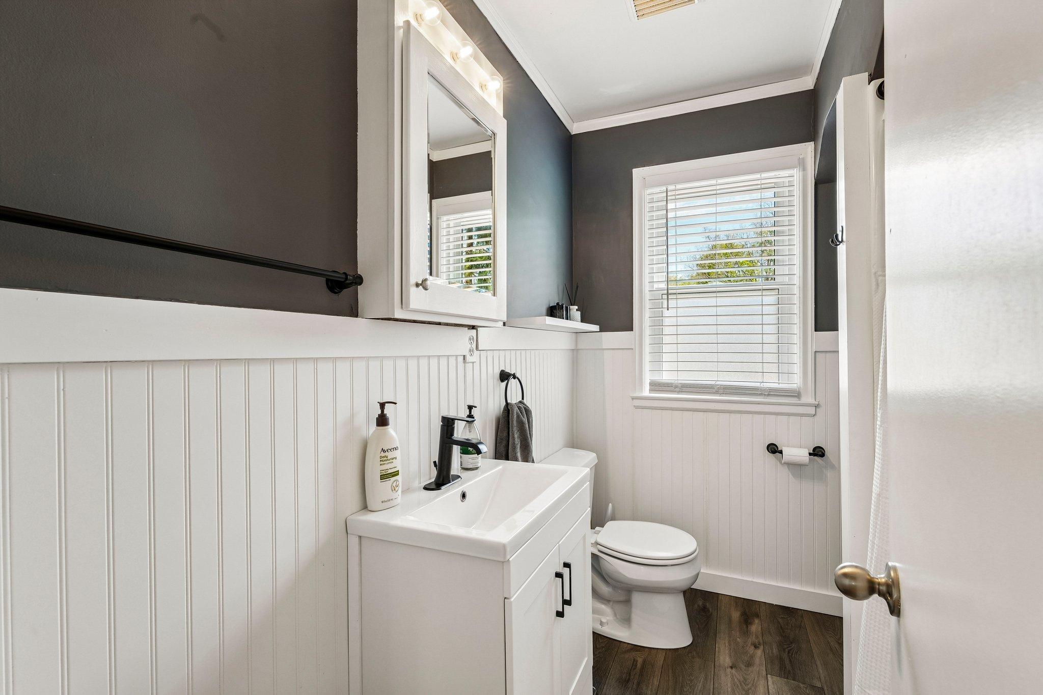 14-web-or-mls-Edgewater Dr-S0905-018.jpg