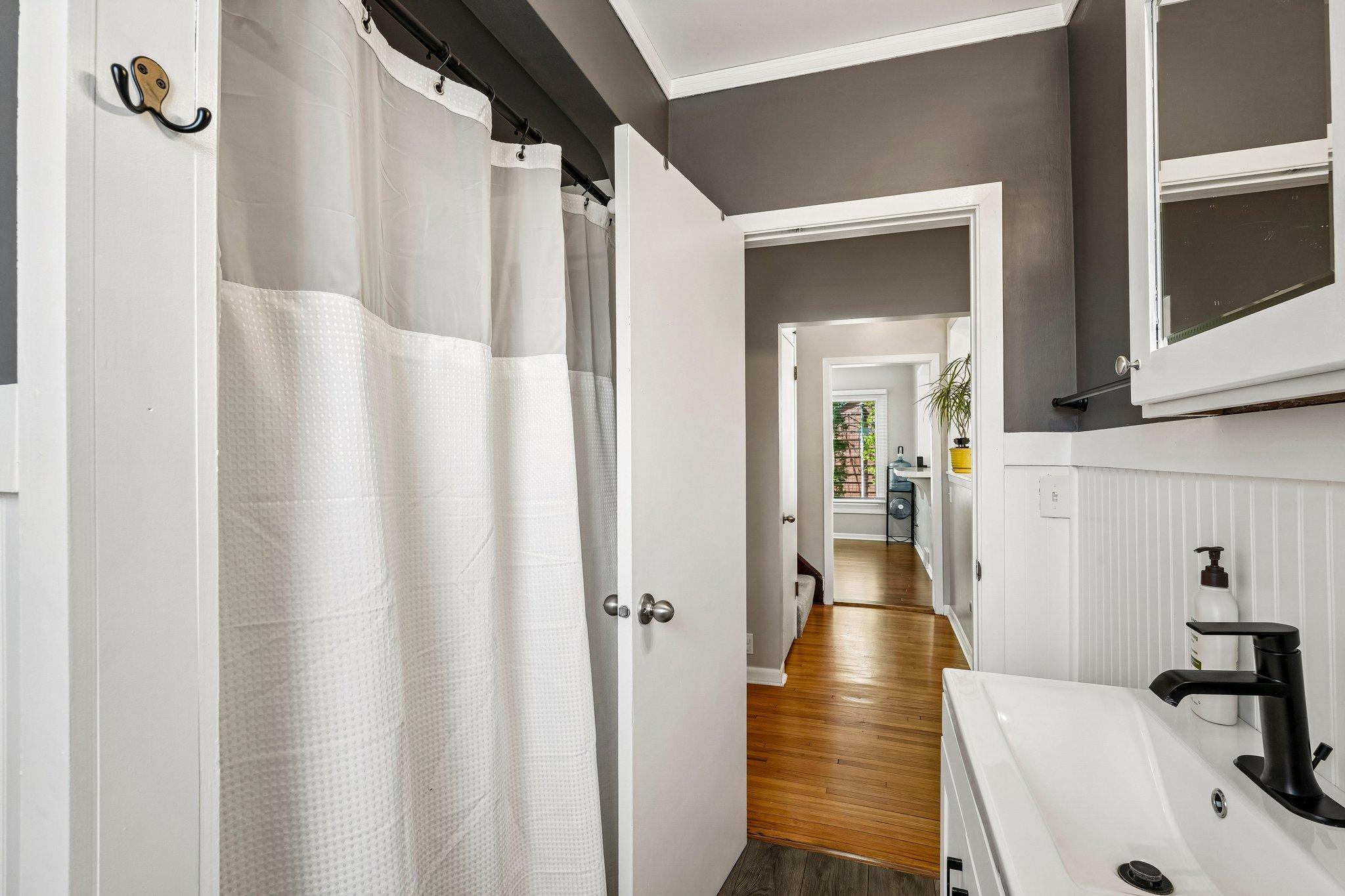 15-web-or-mls-Edgewater Dr-S0905-019.jpg