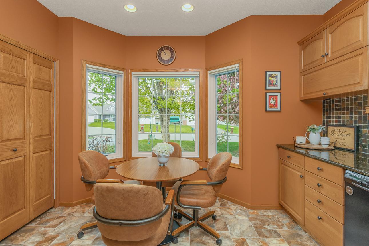 You'll be spellbound by the visiting wildlife just outside your dining window.