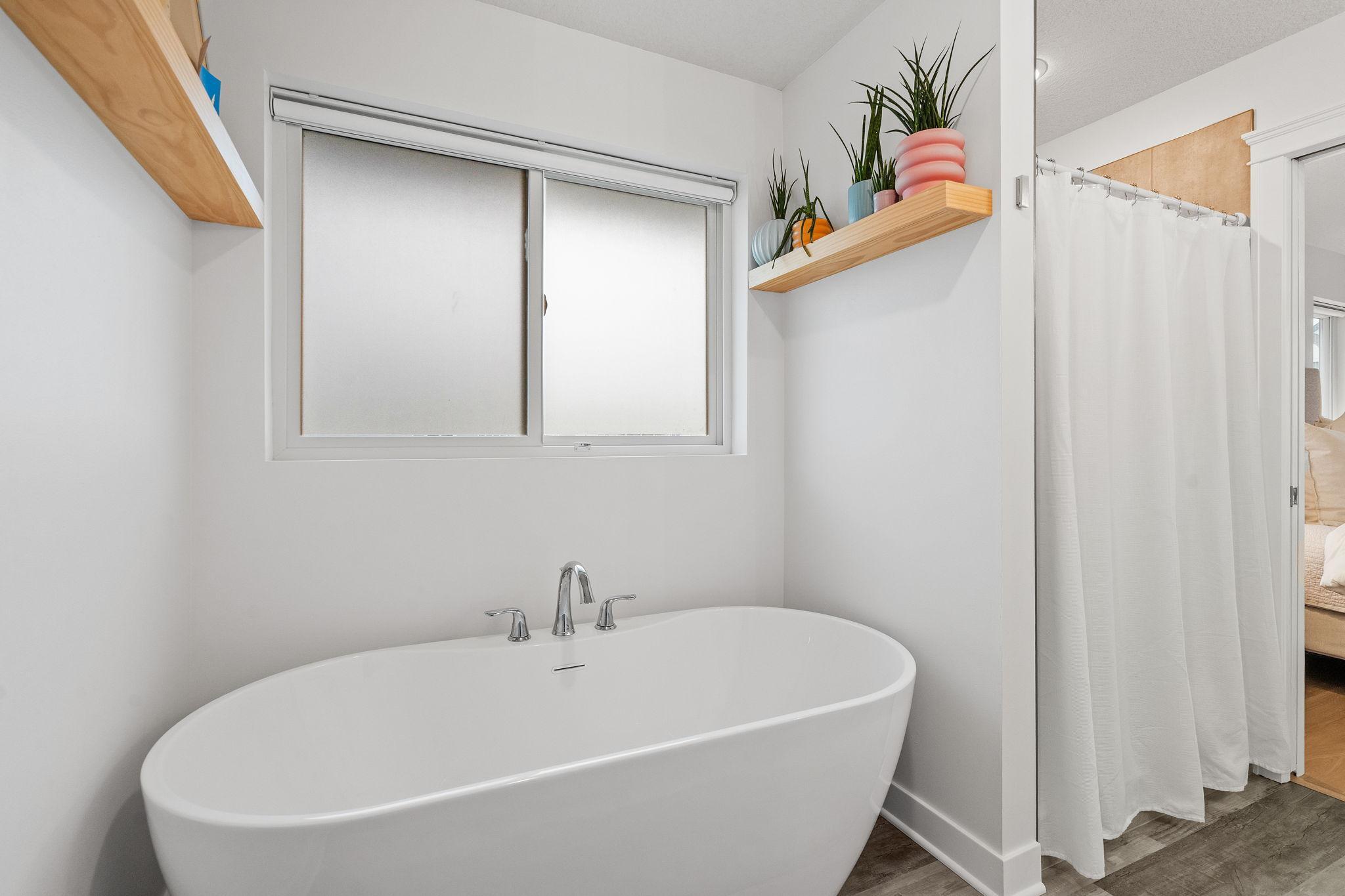 51-web-or-mls-11556 Lakewood Ct Interior-32.jpg