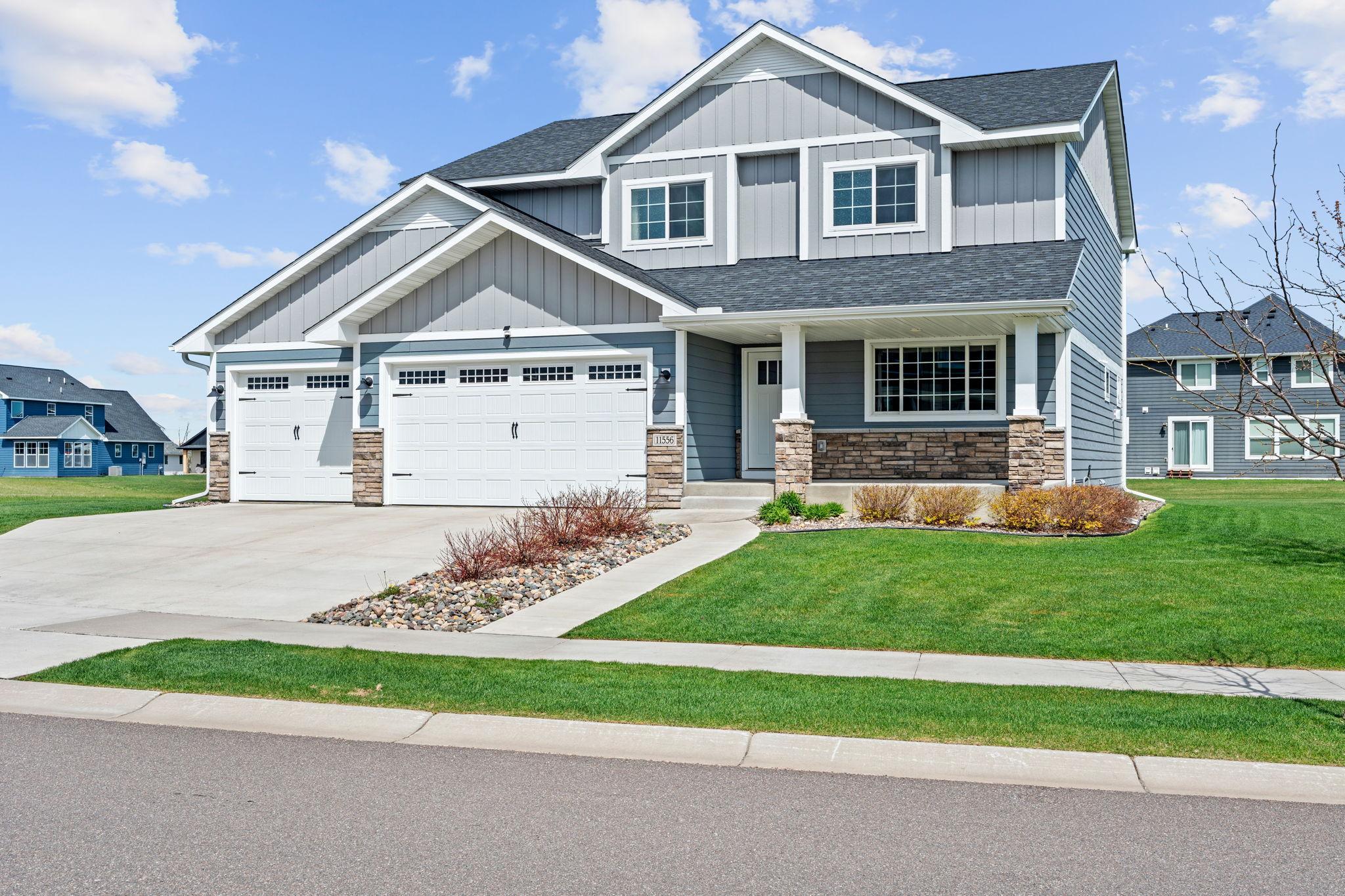 3-web-or-mls-11556 Lakewood Ct NE Exterior-3.jpg