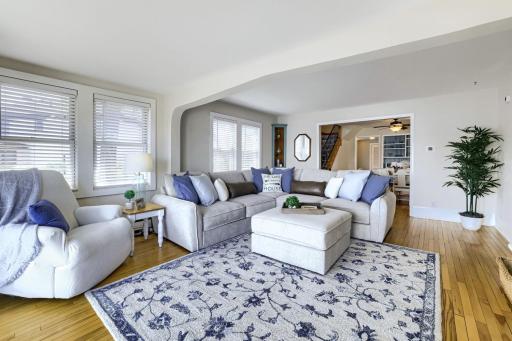 319 Lake St S - Web Quality - 008 - 04 Living Room.jpg