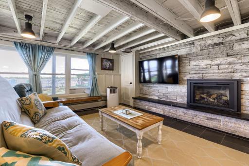 319 Lake St S - Web Quality - 018 - 13 Family Room.jpg