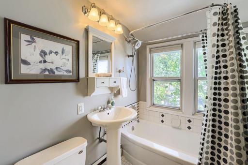 319 Lake St S - Web Quality - 027 - 22 Bathroom.jpg