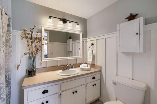 319 Lake St S - Web Quality - 025 - 20 Bathroom.jpg