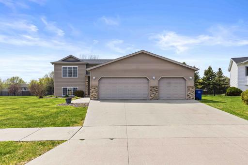 1911 35th Street Circle S, Moorhead, MN 56560