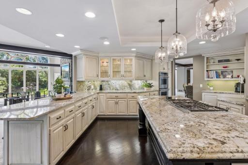 Spacious center island with Thermador cooktop