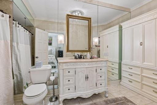 Second bedroom full en-suite bathroom