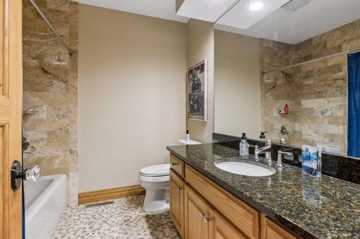 En-suite full bathroom