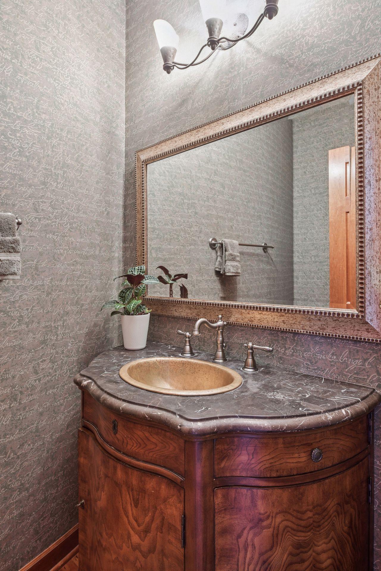 Convenient ML 1/2 bathroom!