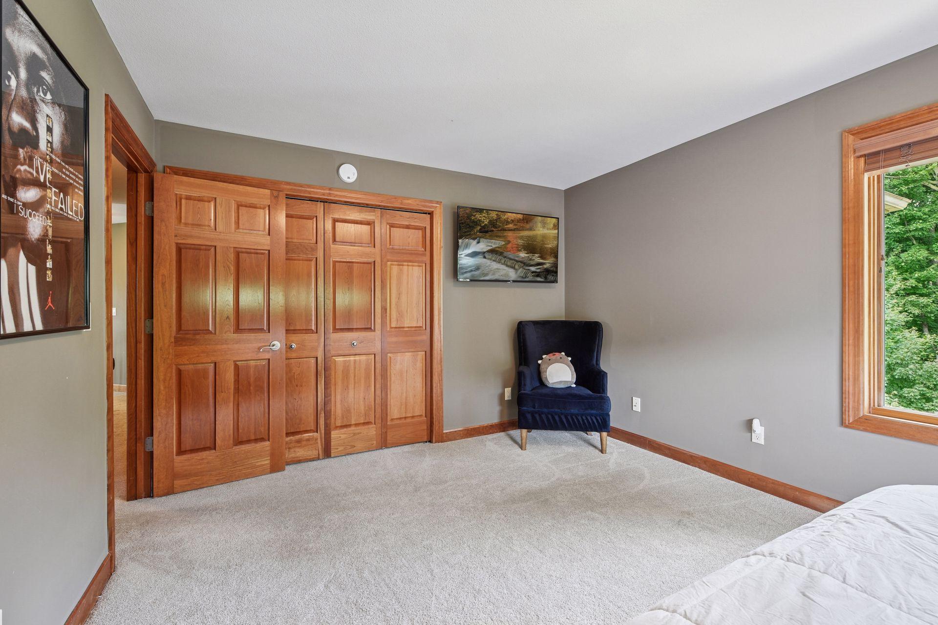 Gorgeous woodwork throughout, panelled doors, neutral color palette and floors.