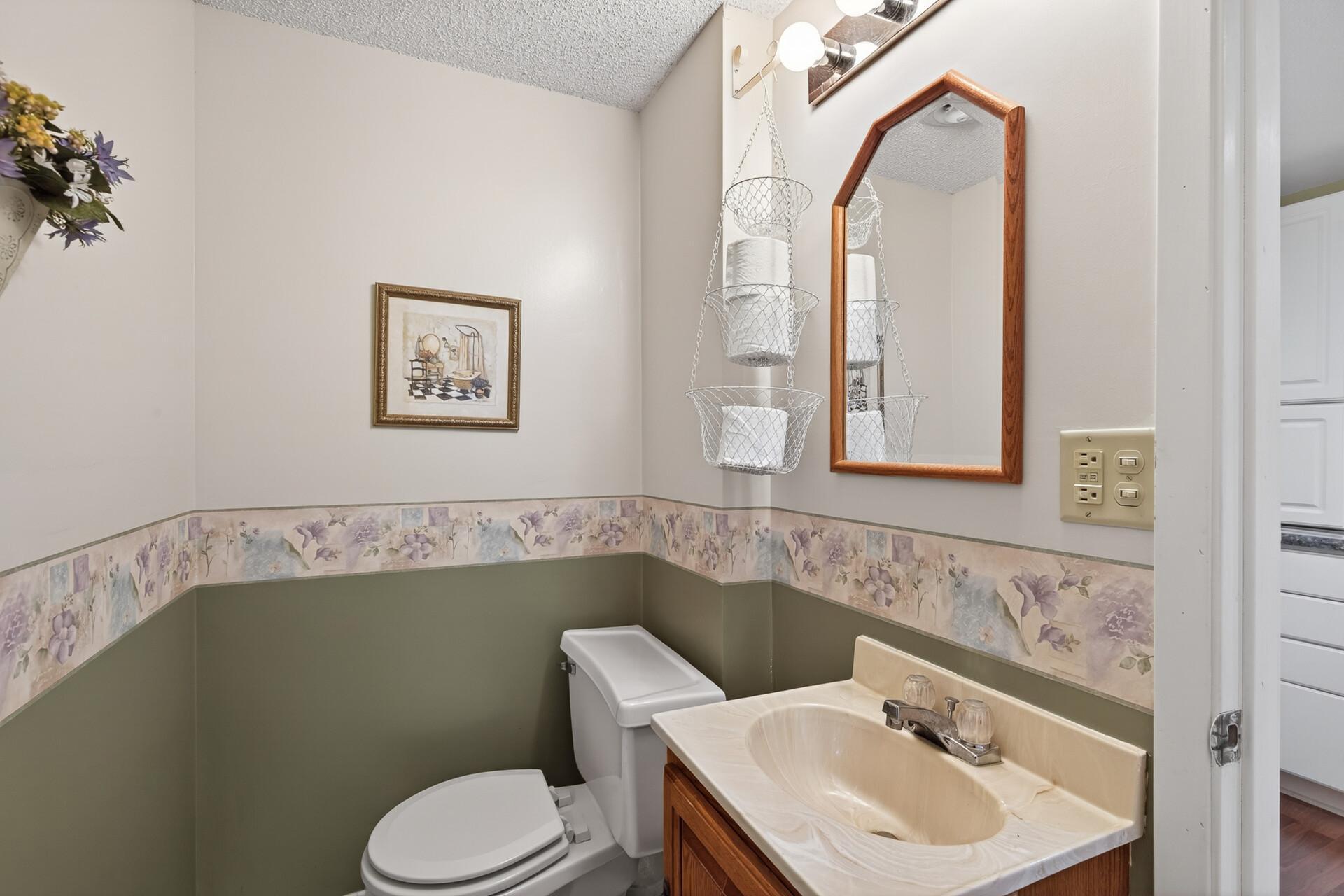 lower level 3/4 bath.jpg