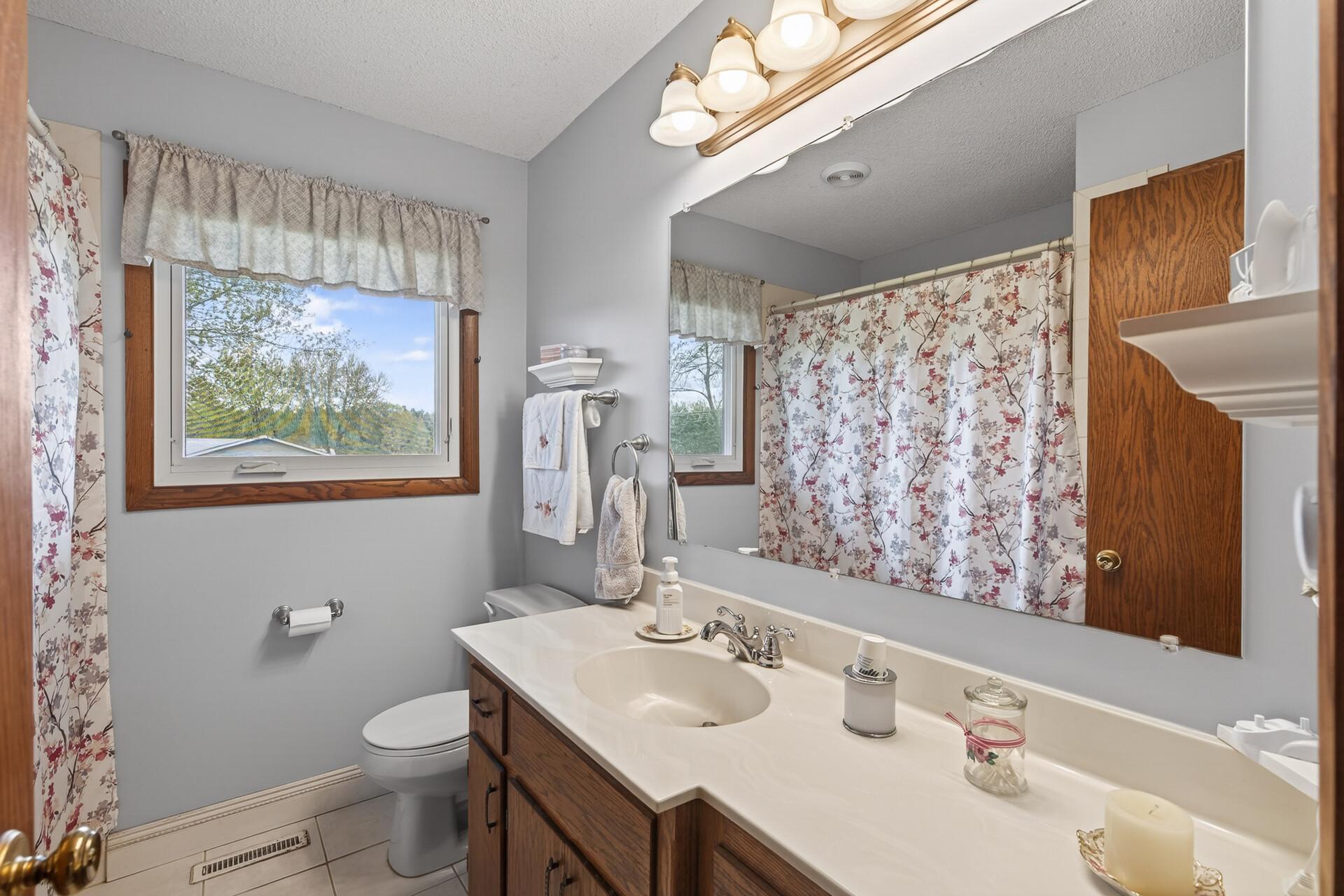 main floor full bath.jpg