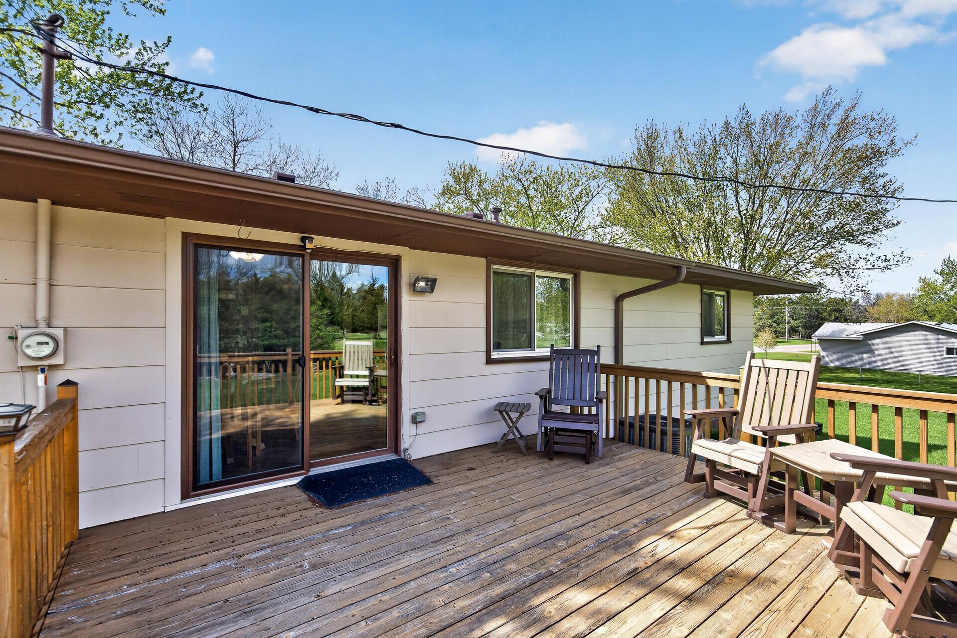 nice size deck for those evening BBQ's.jpg