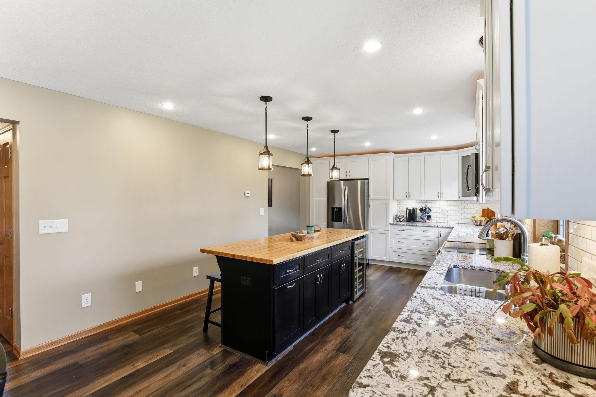 13-web-or-mls-3851-Featherstone-Cir-11.jpg