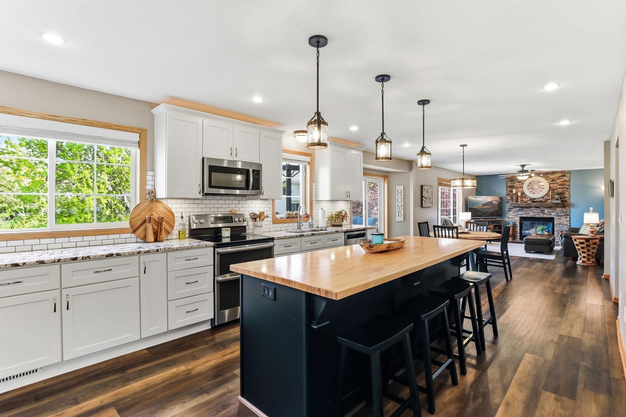 9-web-or-mls-3851-Featherstone-Cir-07.jpg