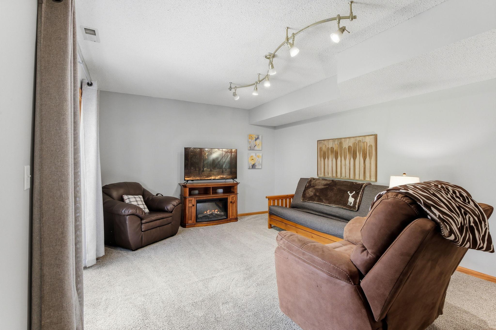 44-web-or-mls-3851-Featherstone-Cir-42.jpg