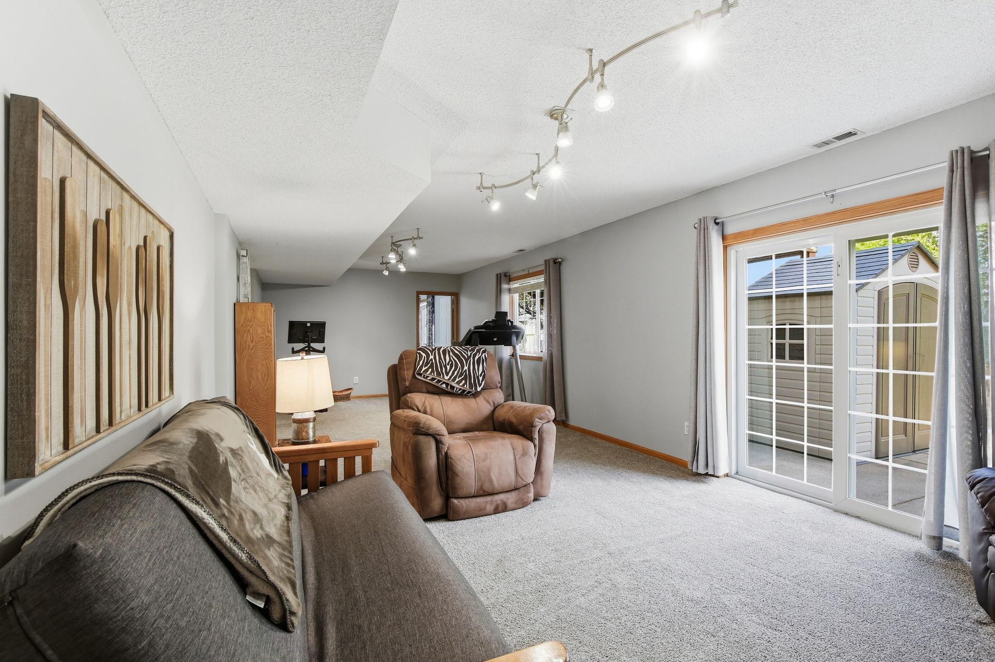 45-web-or-mls-3851-Featherstone-Cir-43.jpg