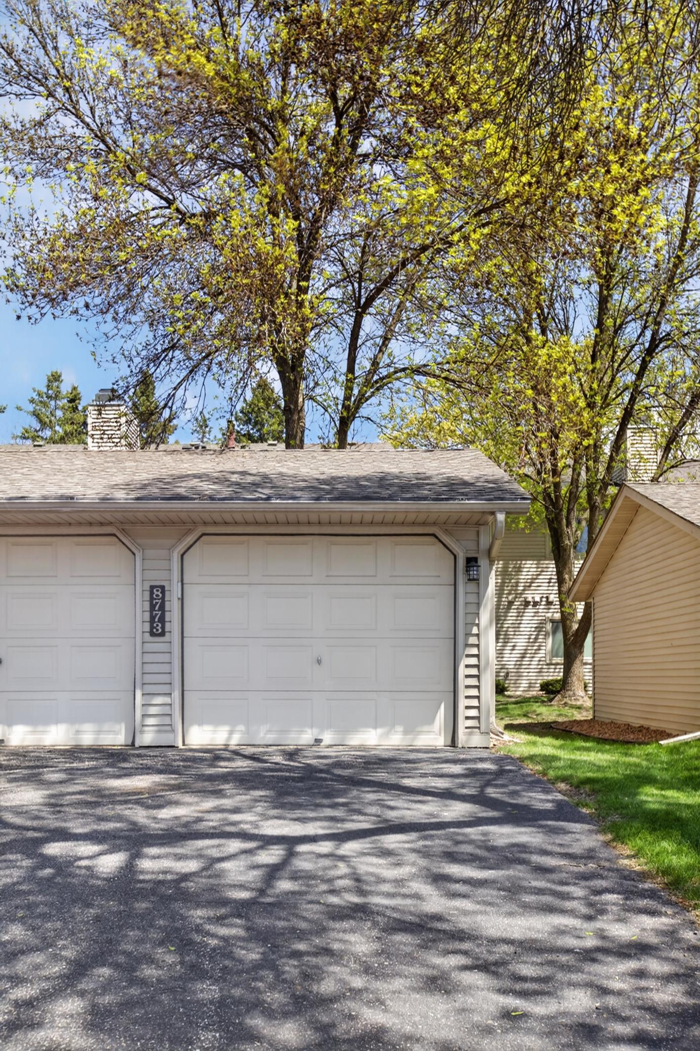 Private detached 1-car garage