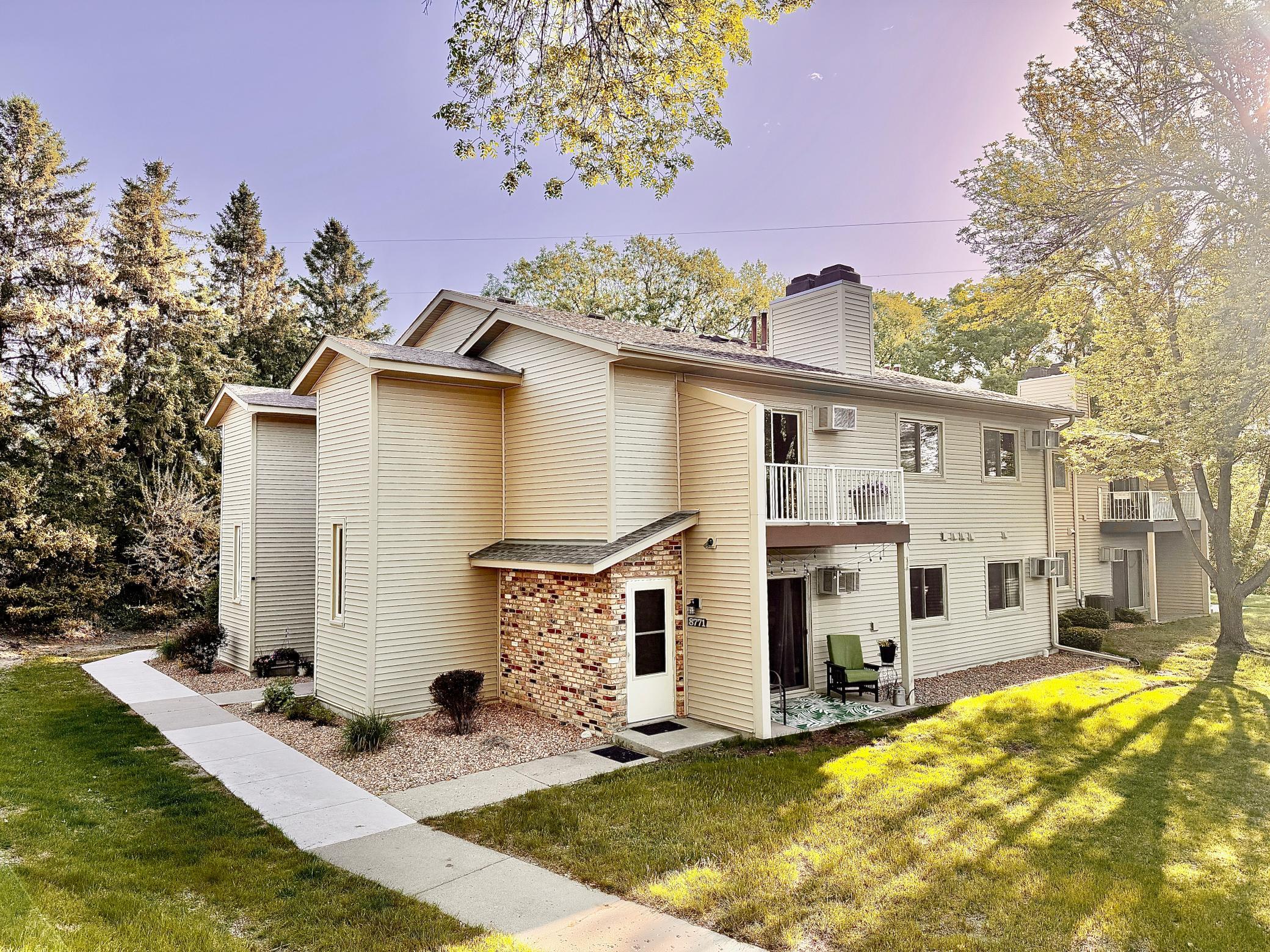 Great upper unit with vaulted ceilings.