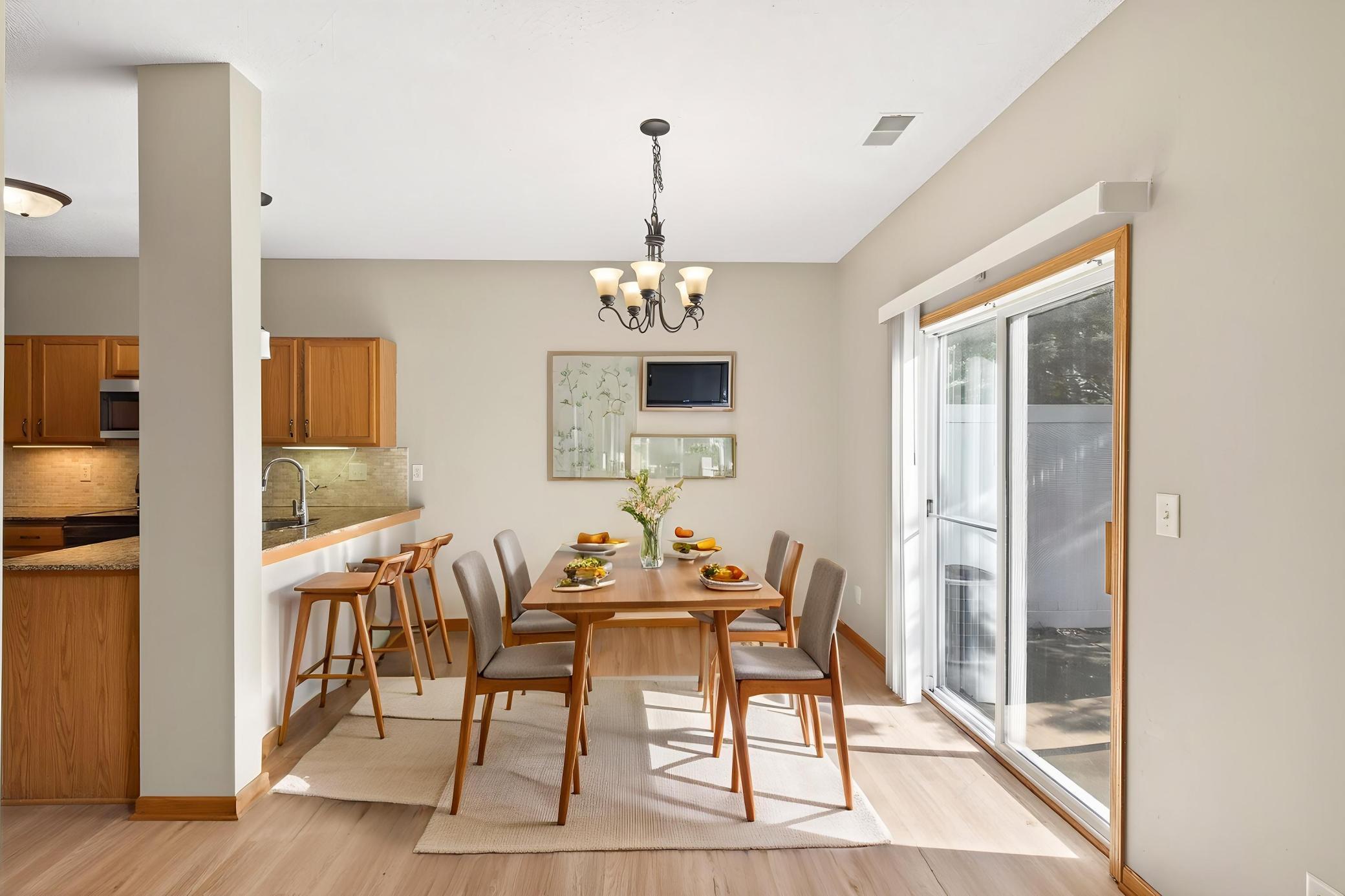 10_660_Kingfisher_Lane_Unit_L10_mls - Dining Room - Standard - 1.jpg