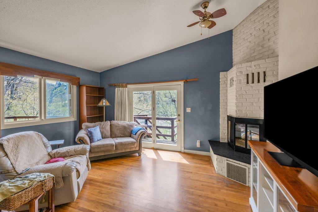 Livingroom Walks out to Deck!