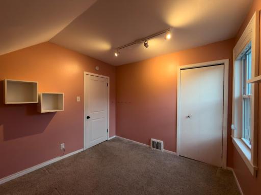 823 N 57th Avenue W, Duluth, MN 55807