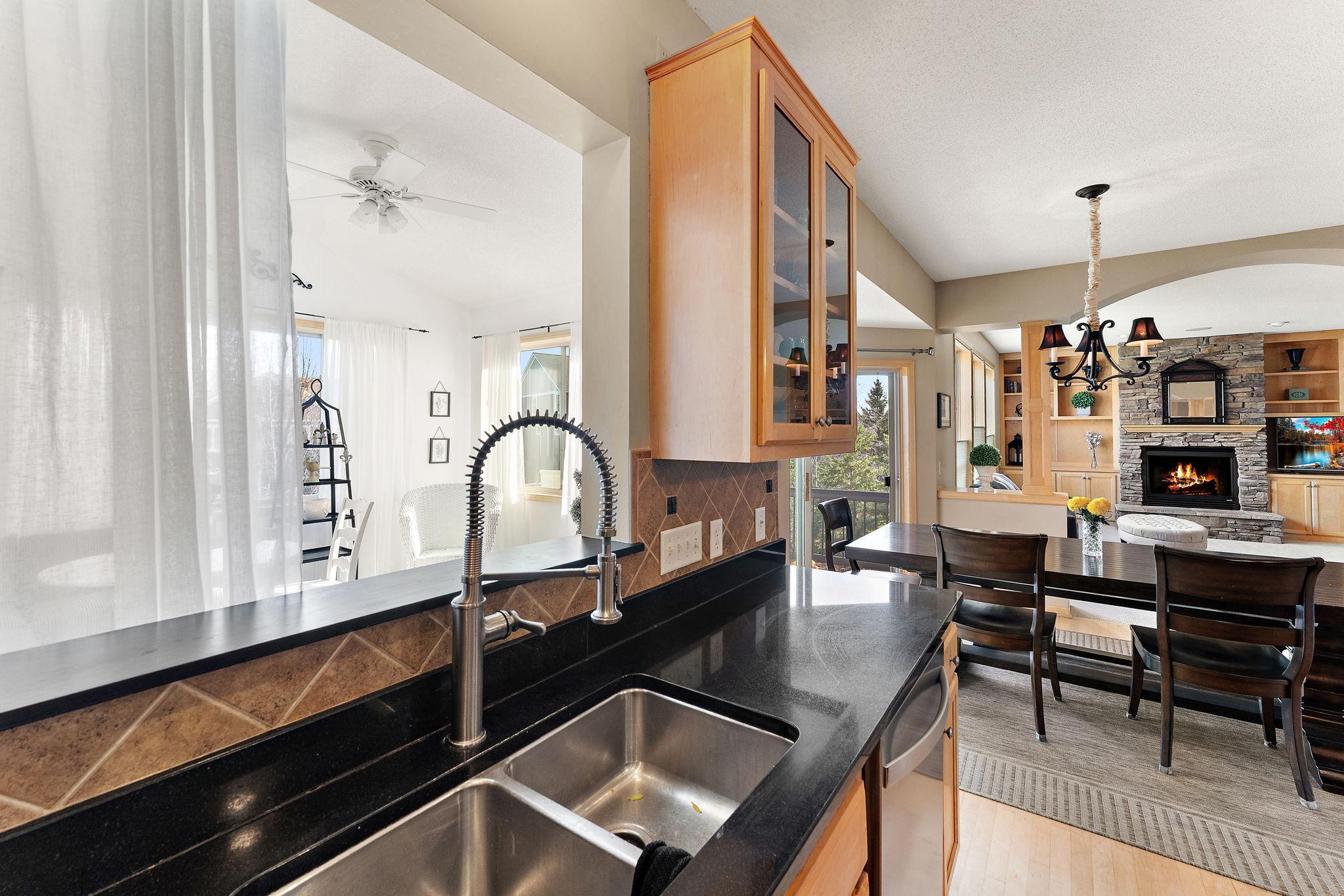 Kitchen so cheery.jpg