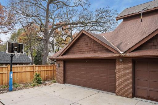 2000 Irving Avenue S, Minneapolis, MN 55405