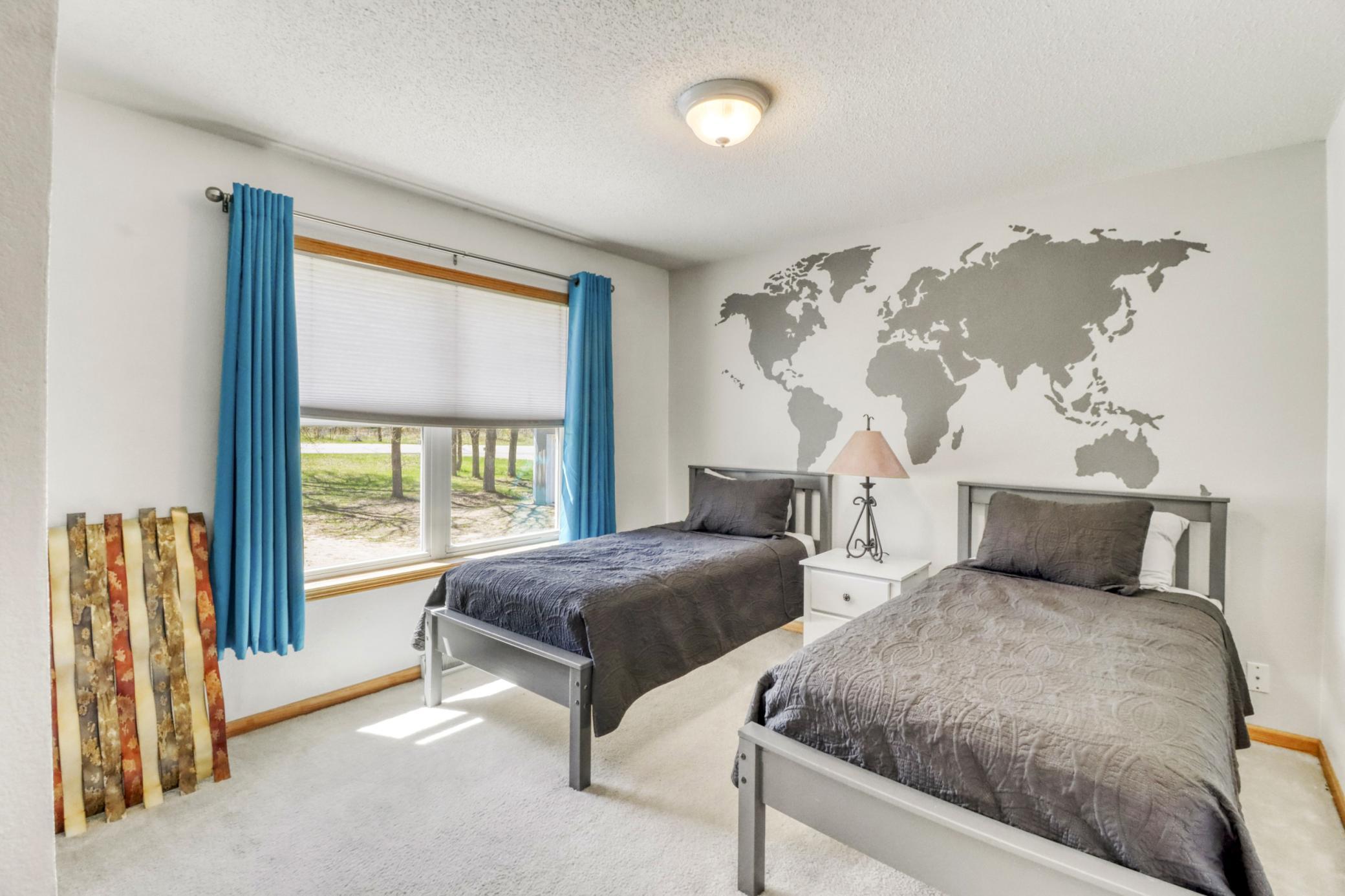 Bedroom1_1.JPG